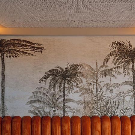 Hotel Jadali & Spa マラケシュ エクステリア 写真 Palm trees on the wall of the lobby