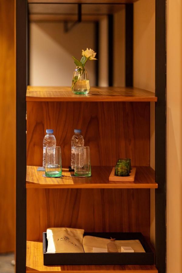 Hotel Jadali & Spa マラケシュ エクステリア 写真 Bottled water in a hotel room