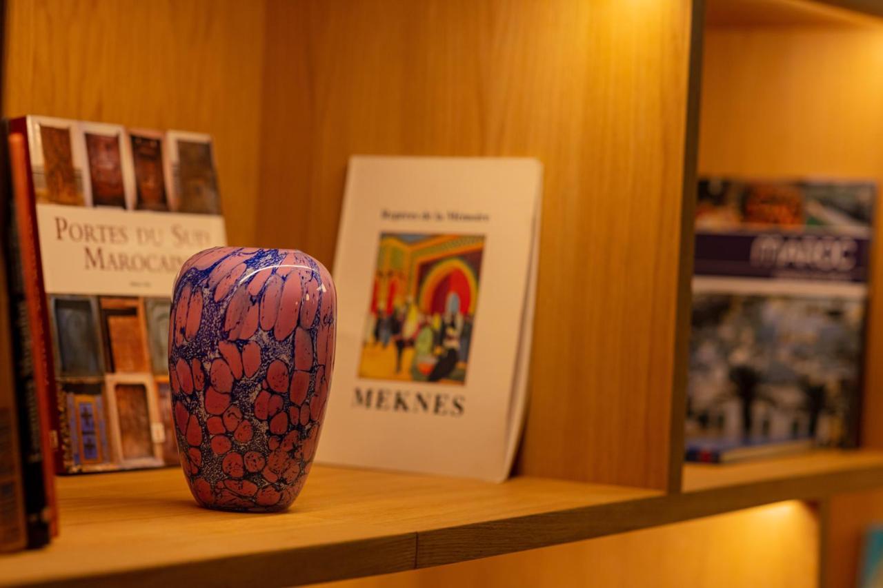 Hotel Jadali & Spa マラケシュ エクステリア 写真 A book by Roger Raveel in the library of the University of Ghent