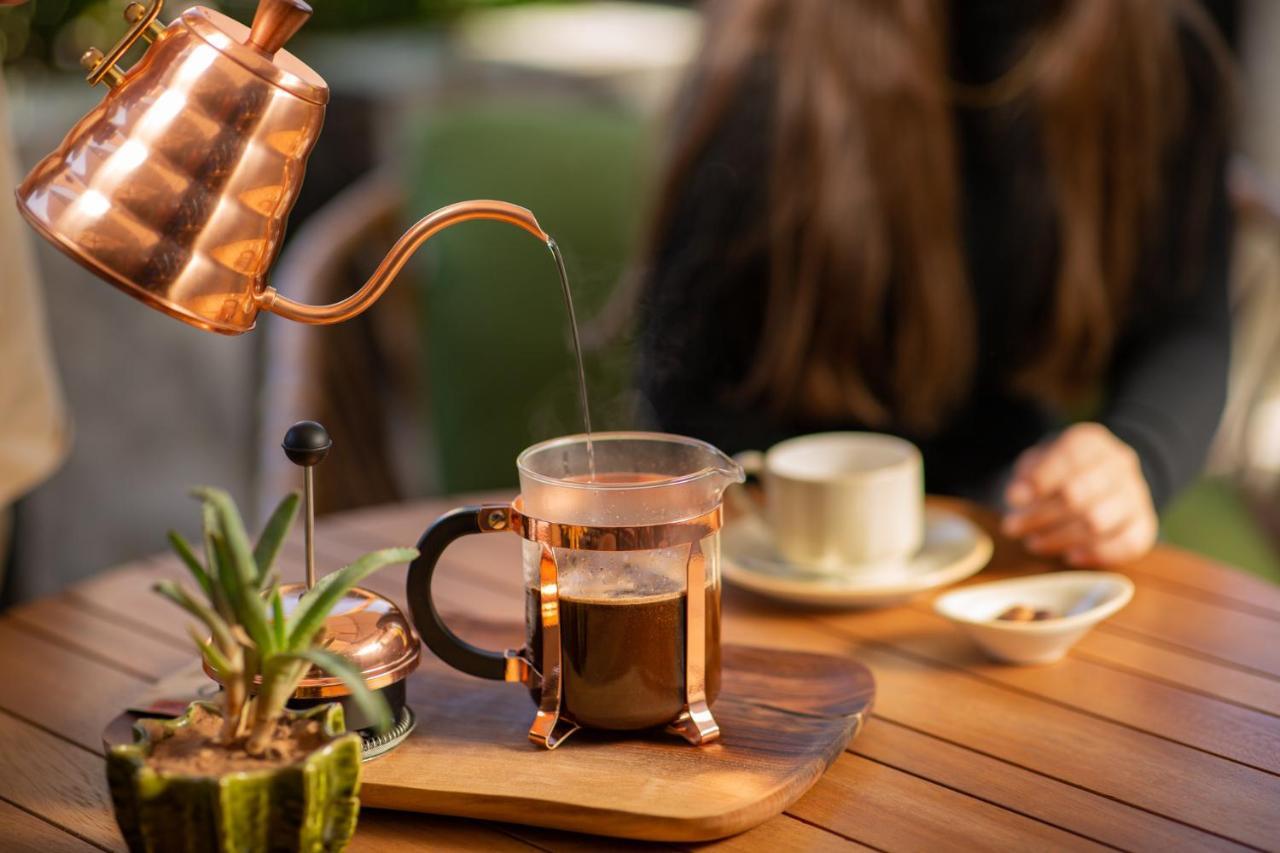 Hotel Jadali & Spa マラケシュ エクステリア 写真 A copper kettle and a glass cup