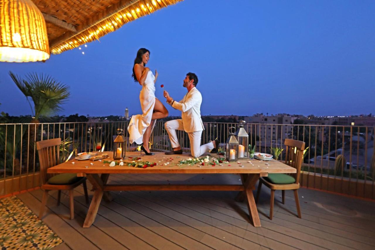 Hotel Jadali & Spa マラケシュ エクステリア 写真 A man proposing to a woman