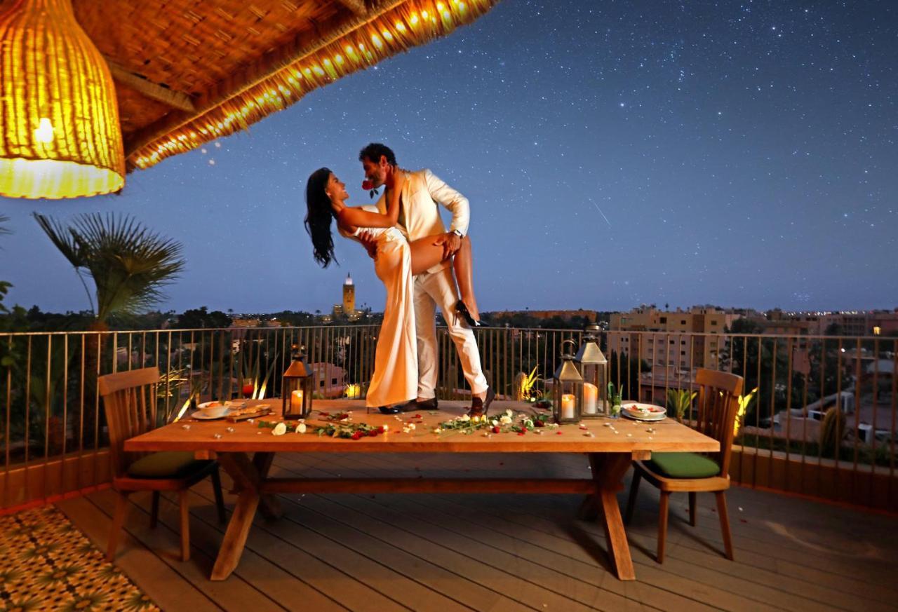 Hotel Jadali & Spa マラケシュ エクステリア 写真 A couple dancing on a rooftop