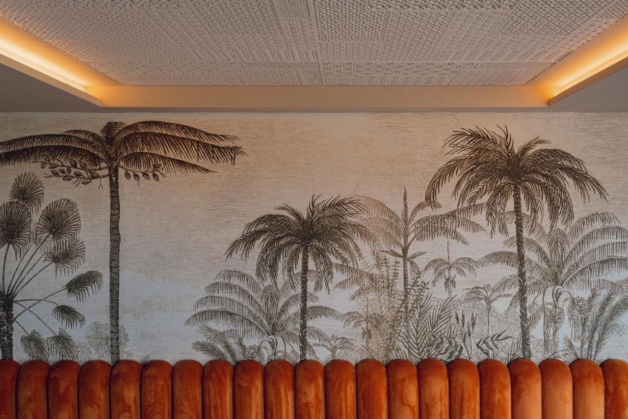Hotel Jadali & Spa マラケシュ エクステリア 写真 Palm trees on the wall of the lobby
